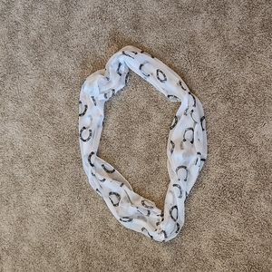 Horseshoe light scarf